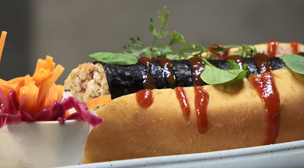 Sandwich xúc xích kiểu Thái – biến tấu món bánh mì hot dog quen thuộc