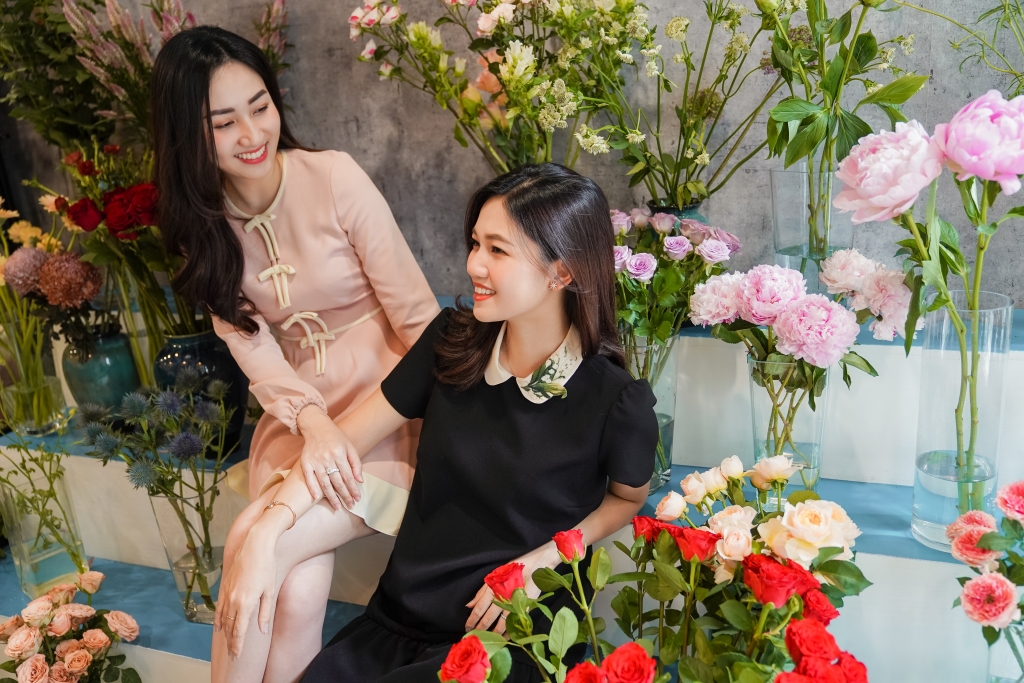 Hoa hậu Ngọc Hân, Mỹ Linh trổ tài cắm hoa tại S Florist