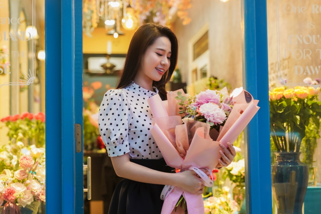 Hoa hậu Ngọc Hân, Mỹ Linh trổ tài cắm hoa tại S Florist