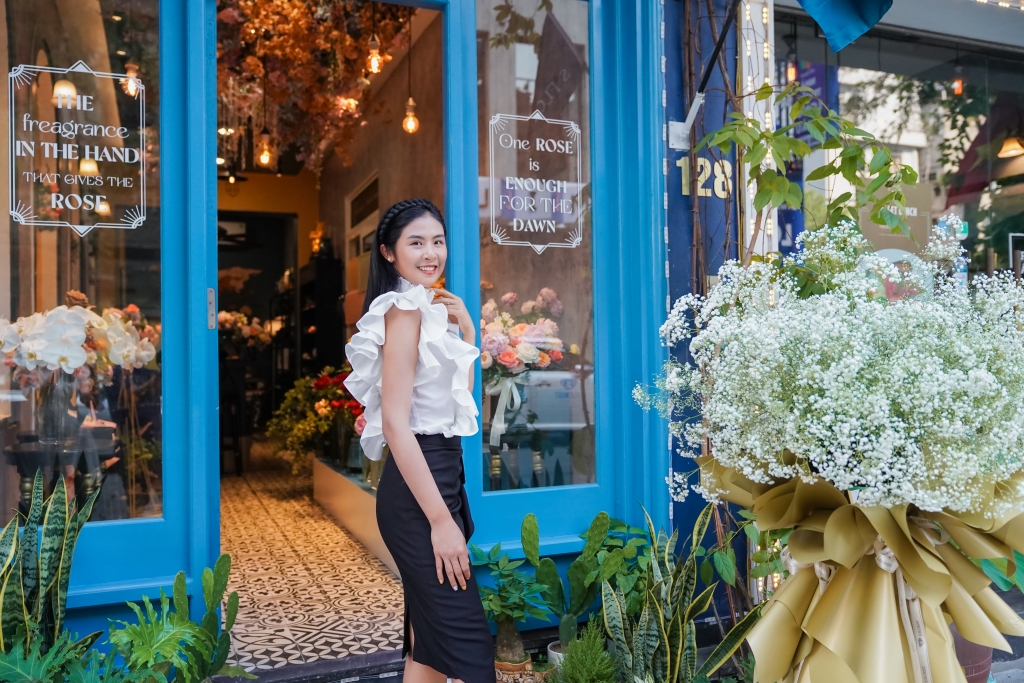 Hoa hậu Ngọc Hân, Mỹ Linh trổ tài cắm hoa tại S Florist