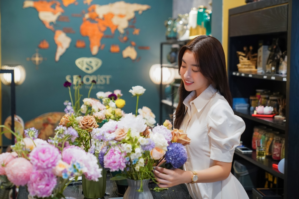 Hoa hậu Ngọc Hân, Mỹ Linh trổ tài cắm hoa tại S Florist