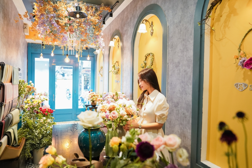 Hoa hậu Ngọc Hân, Mỹ Linh trổ tài cắm hoa tại S Florist