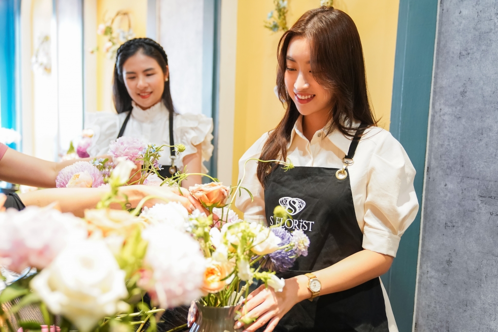 Hoa hậu Đỗ Mỹ Linh và Hoa hậu Ngọc Hân thích thú được trải nghiệm cắm hoa tại không gian S Florist