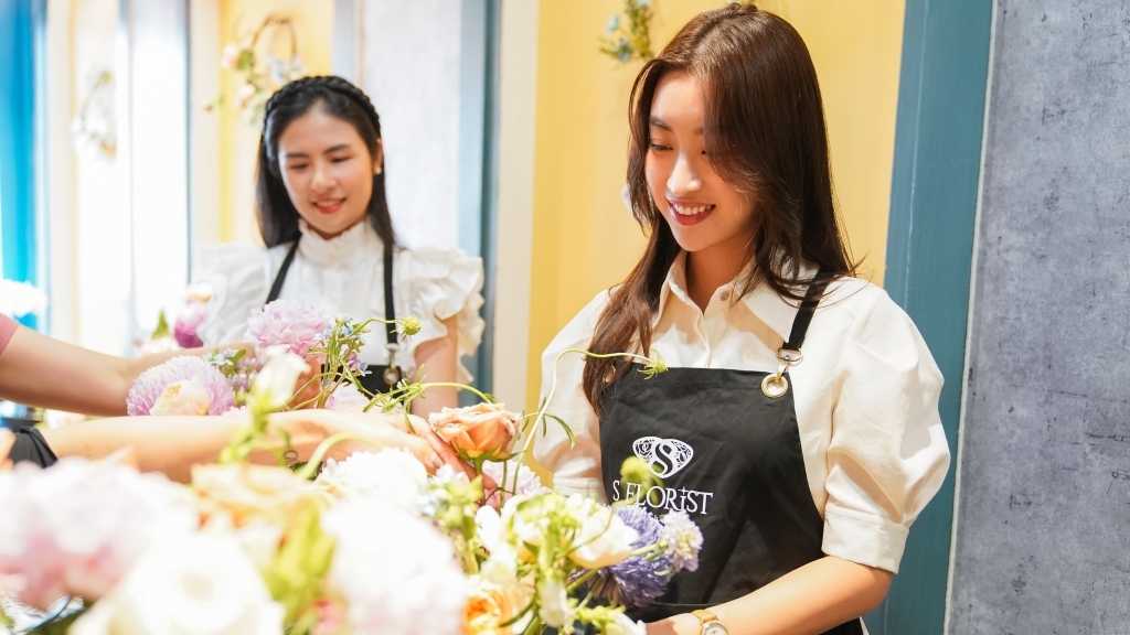 Hoa hậu Ngọc Hân, Mỹ Linh trổ tài cắm hoa tại S Florist