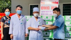 Nguyễn Quang Long và bạn bè kêu gọi được hơn 700 triệu đồng tiền mặt và hiện vật ủng hộ Bắc Giang