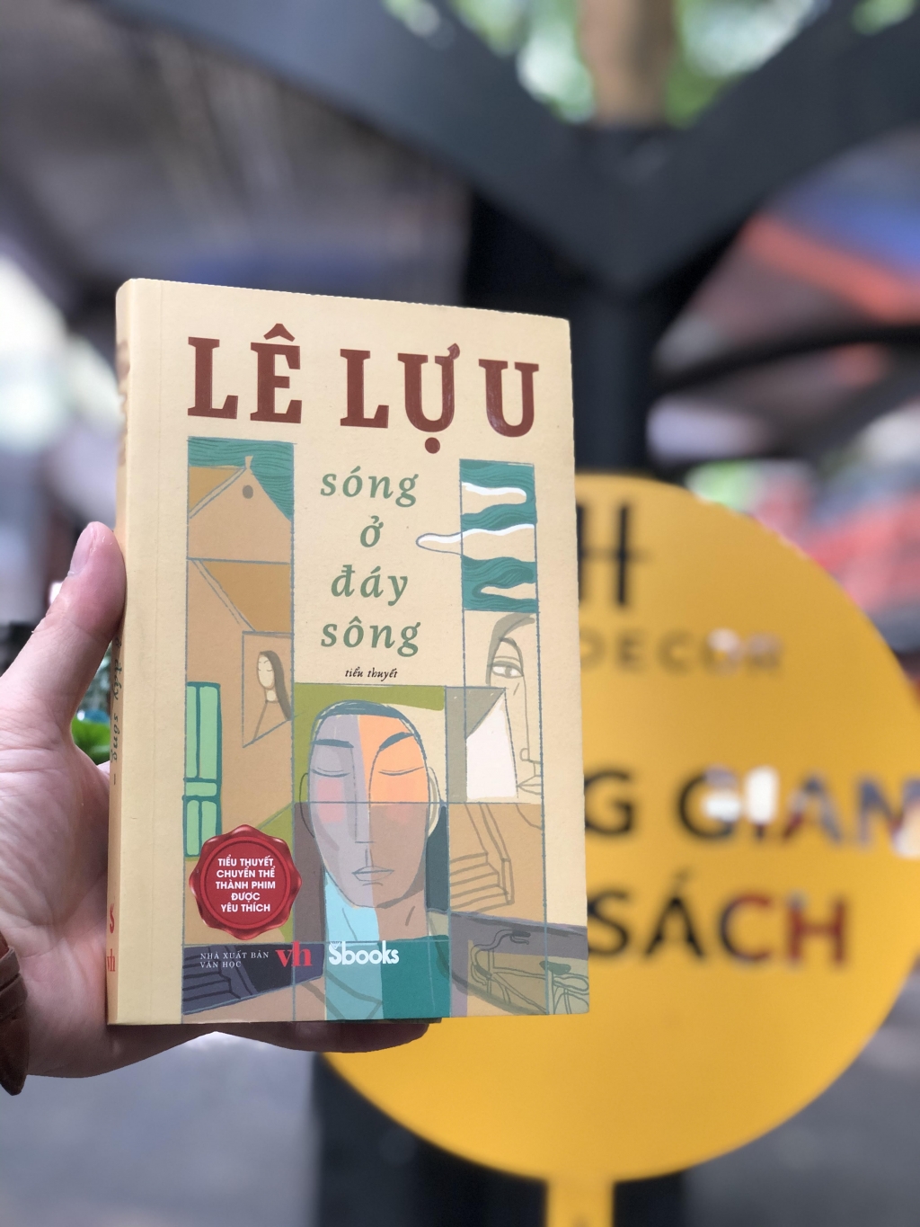 Tiểu thuyết của nhà văn Lê Lựu được ấn hành với mong muốn đóng góp phần nhỏ bé của mình vào đời sống tinh thần xã hội, mong sao đem lại nguồn năng lượng tích cực thiện lương và bản lĩnh sống trong mỗi tâm hồn.