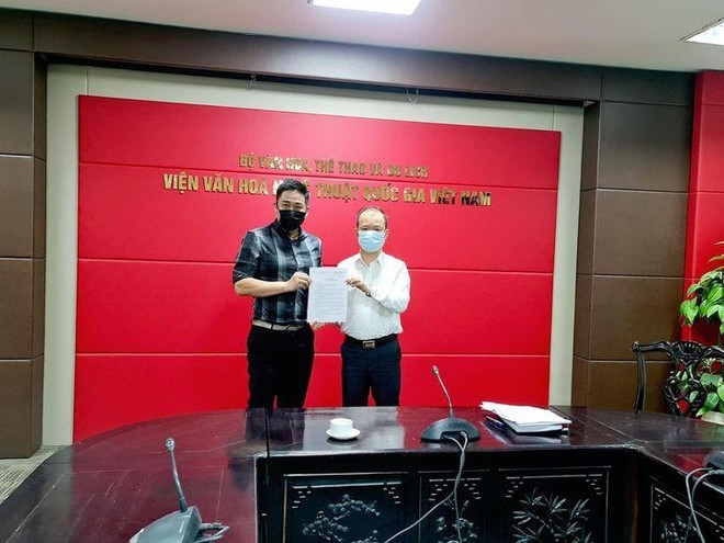 PGS.TS Bùi Hoài Sơn, Viện trưởng Viện Văn hóa Nghệ thuật quốc gia Việt Nam trao quyết định bổ nhiệm cho nam diễn viên Minh Tiệp