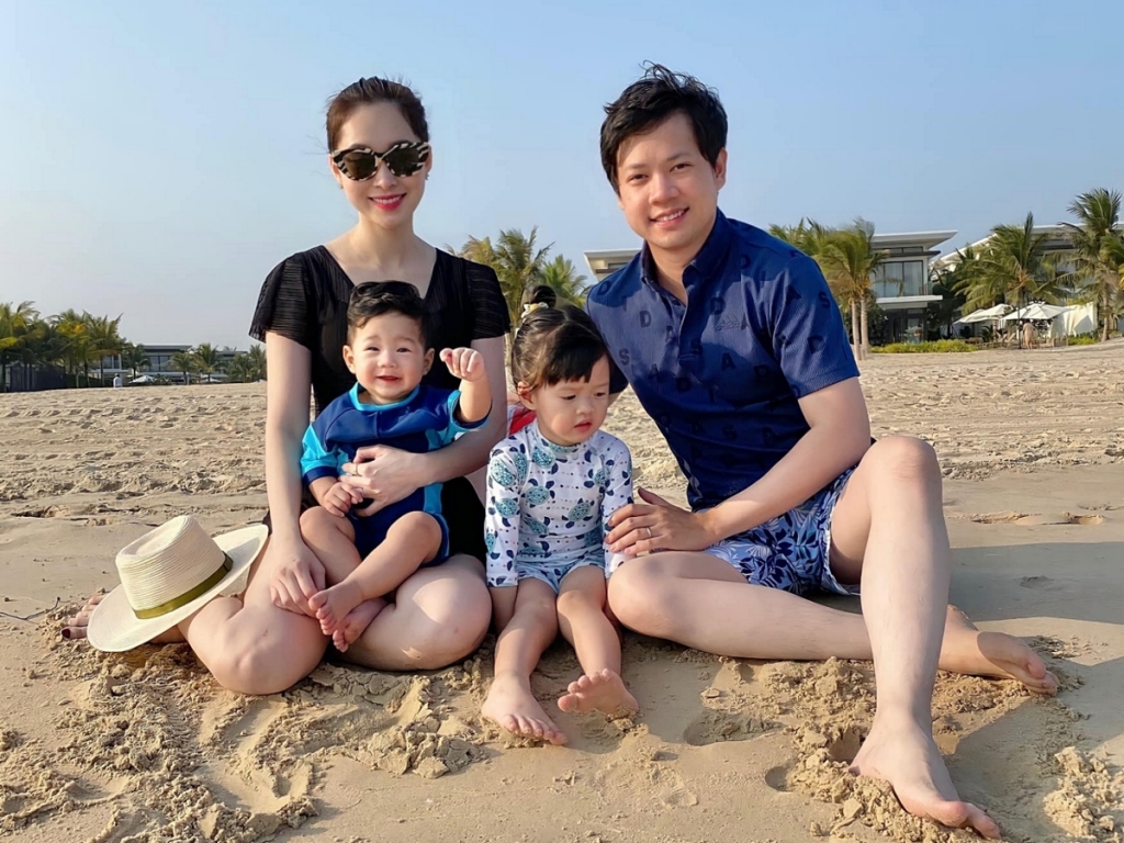 Hoa hậu Đặng Thu Thảo bên gia đình
