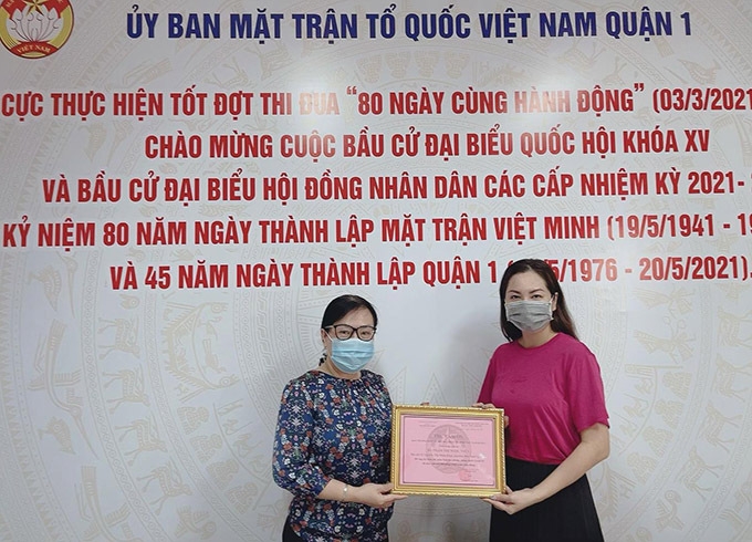 Ngọc Thúy tới Ủy ban Mặt trận Tổ quốc quận 1 TP HCM ủng hộ 100 triệu đồng cho Quỹ vaccine Covid-19