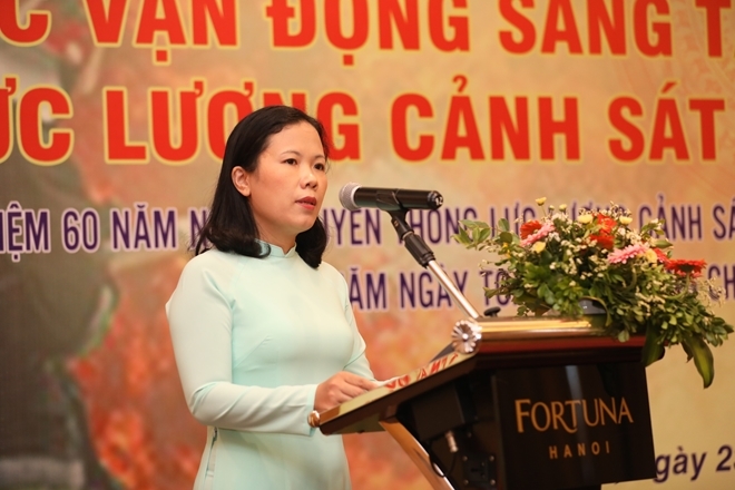 Nhà báo Hồng Thinh đại diện Ban tổ chức thông tin về thể lệ cuộc vận động.