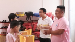 MC Quyền Linh tri ân “chàng béo” 14 năm dạy chữ miễn phí cho trẻ em nghèo