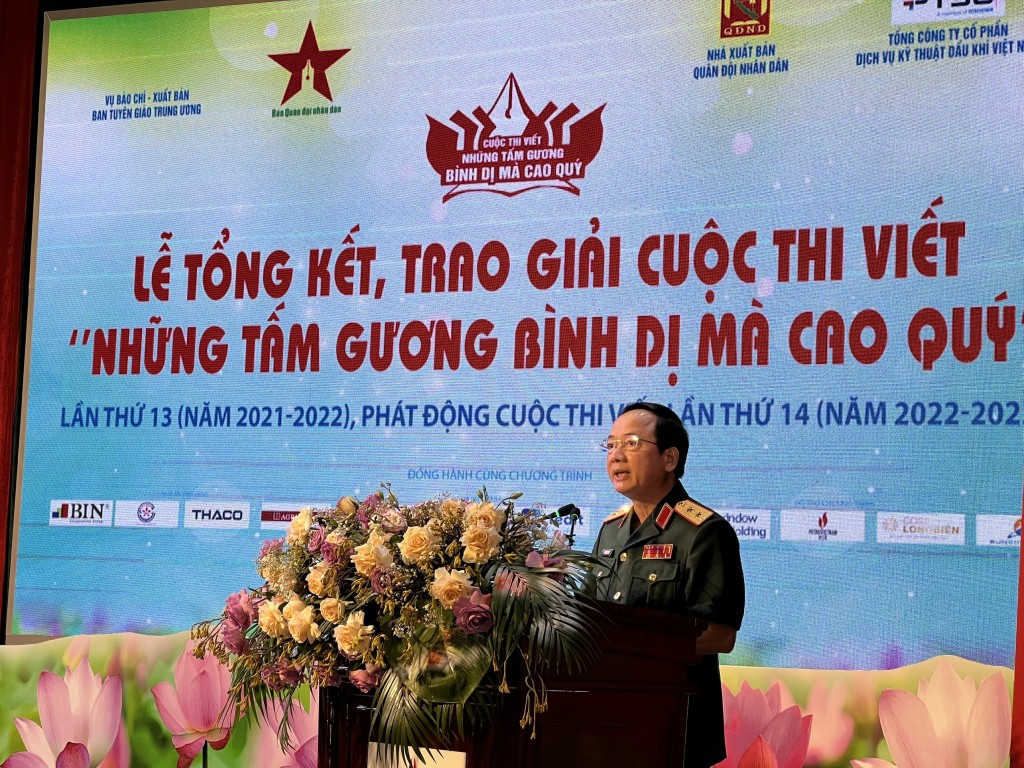 Trung tướng Trịnh Văn Quyết, Ủy viên Trung ương Đảng, Ủy viên Quân ủy Trung ương, Phó chủ nhiệm Tổng cục Chính trị, Trưởng ban Chỉ đạo cuộc thi phát biểu tại buổi lễ