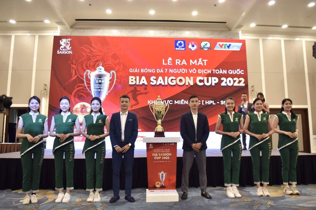 Chiếc Cup vô địch của Giải Bóng đá 7 người vô địch toàn quốc - Bia Saigon Cup 2022