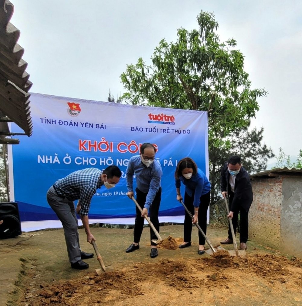 Lãnh đạo Báo Tuổi trẻ Thủ đô và lãnh đạo huyện Trạm Tấu làm lễ động thổ để khởi công xây dựng nhà cho anh Thào A Dua (huyện Trạm Tấu, tỉnh Yên Bái)