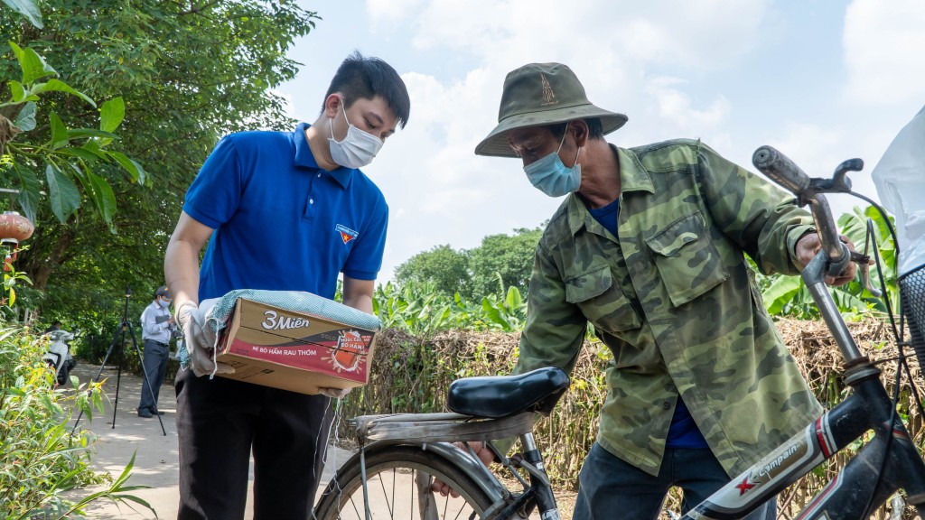 Áo xanh tình nguyện hỗ trợ thực phẩm tới người dân trong mùa dịch