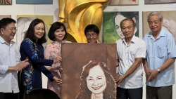 Huỳnh Dũng Nhân trao tặng Bảo tàng Phụ nữ Việt Nam 100 chân dung "Những nhà báo nữ tôi quen"
