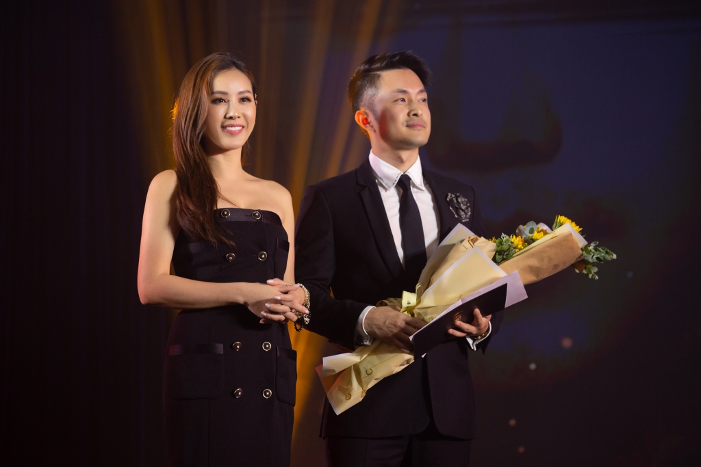 Hoa hậu Thu Hoài trẻ trung sành điệu sánh bước doanh nhân Trí Tống 5213 13