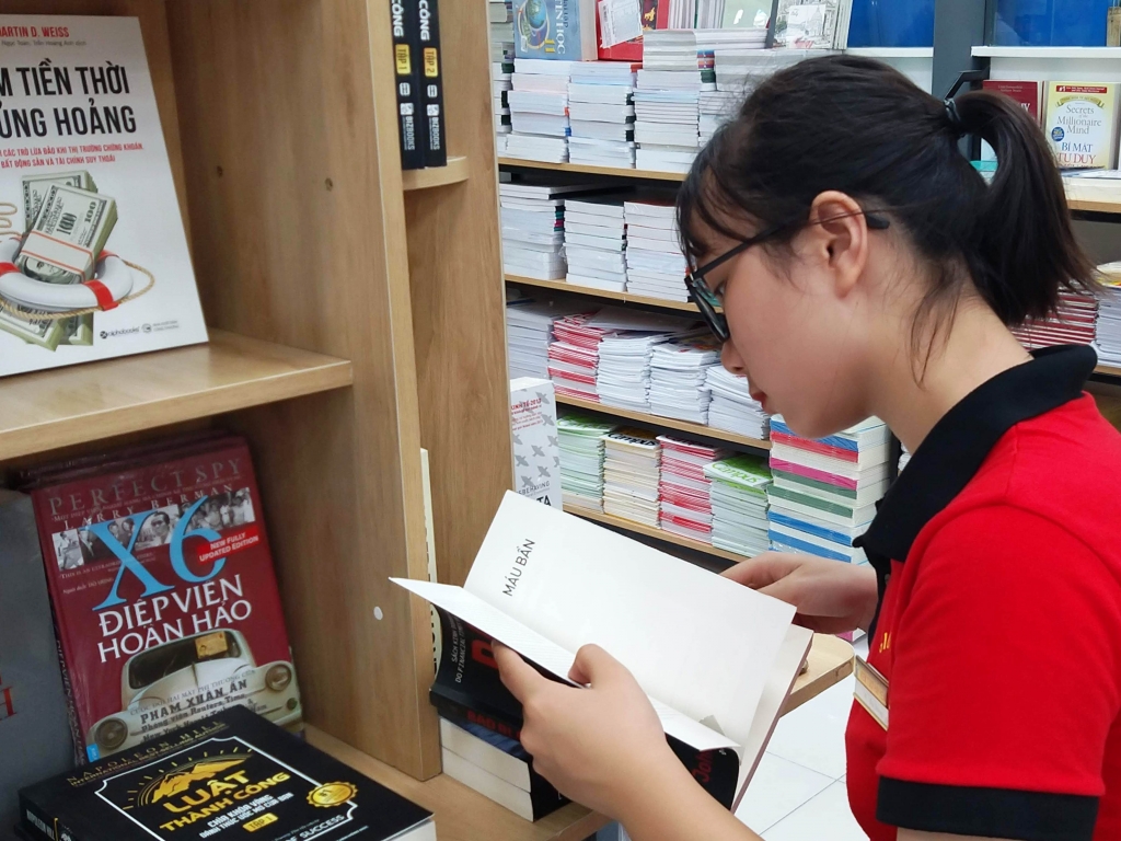 0059 tuyen quang khach hang tham quan mua sym tyi tan viyt bookstore 3
