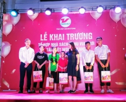 Trao quà cho học sinh nghèo vượt khó tại lễ khai trương tổ hợp nhà sách Tân Việt