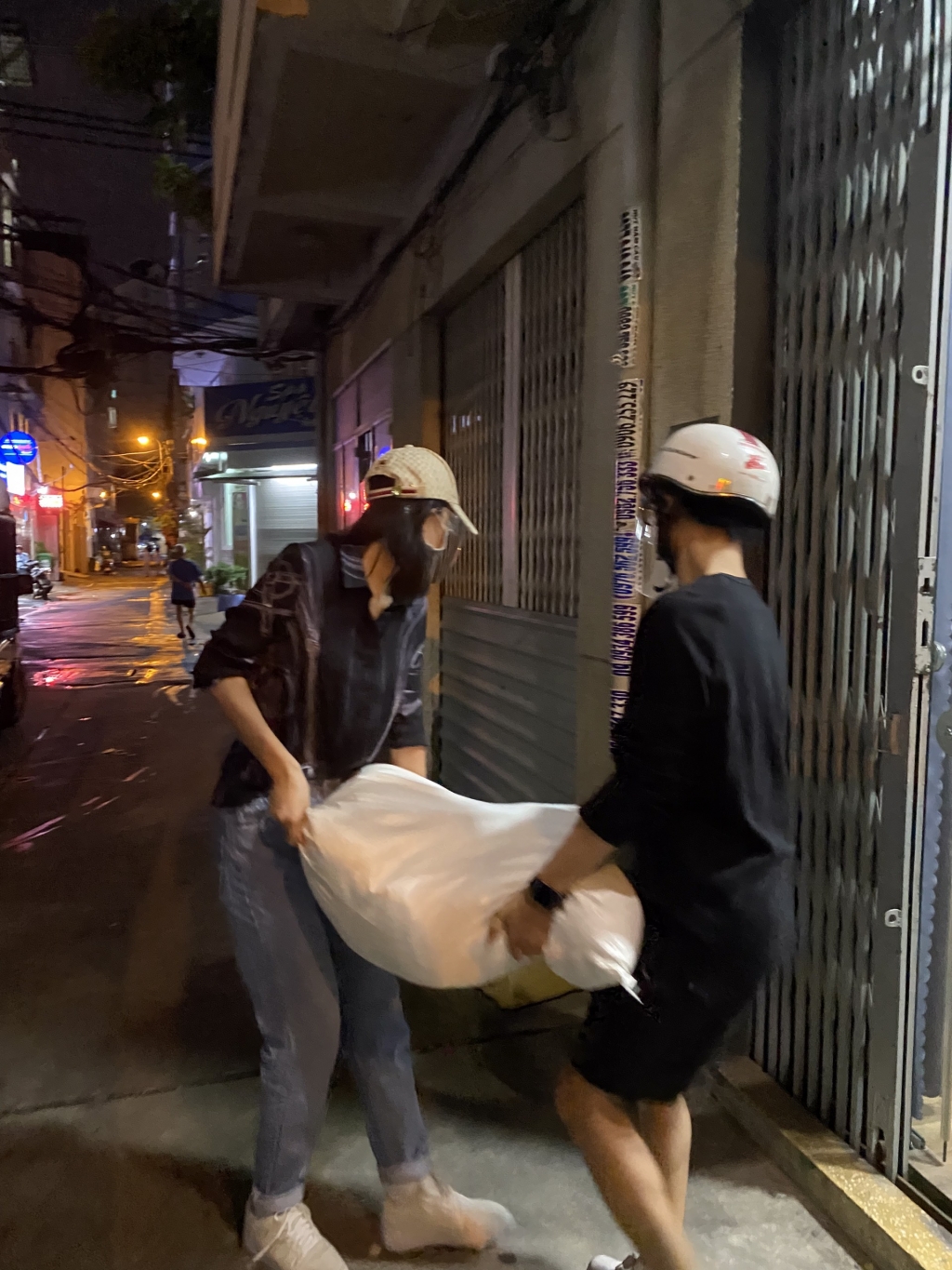 Hoa hậu Tiểu Vy trao tặng 3 tấn gạo cho người dân khó khăn