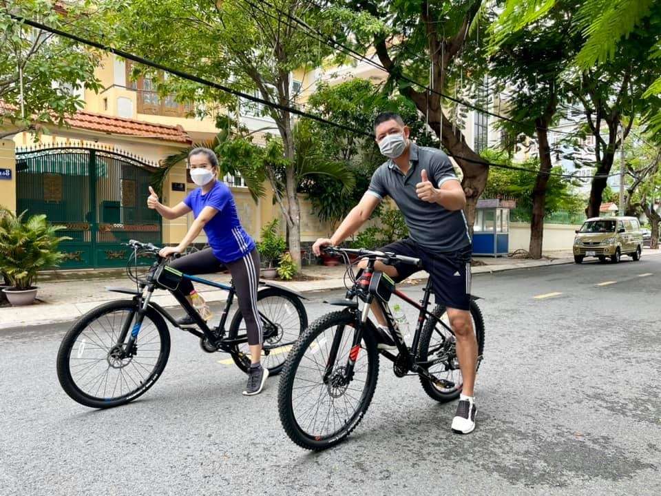 Bình Minh, Anh Thơ đạp xe do vợ chồng Chi Bảo tặng