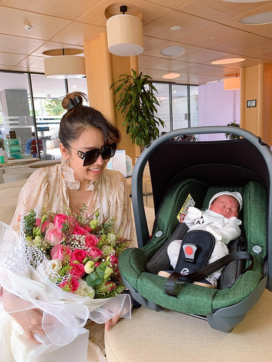 Quế Vân cùng con trai mới sinh về Hải Phòng sau một ngày vượt cạn.