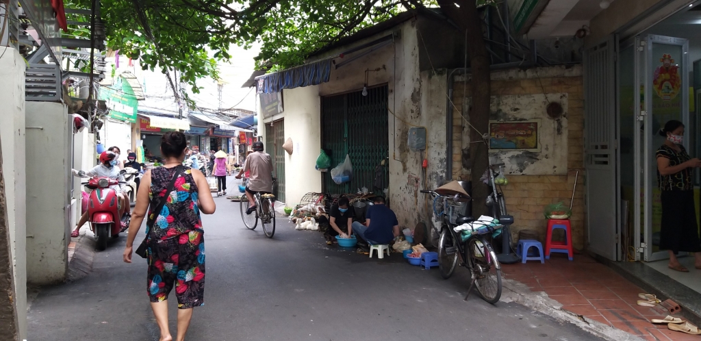 Trong mỗi ngõ nhỏ của Hà Nội, cuộc sống vẫn diễn ra bình thường, người dân không hoang mang trước dịch bệnh