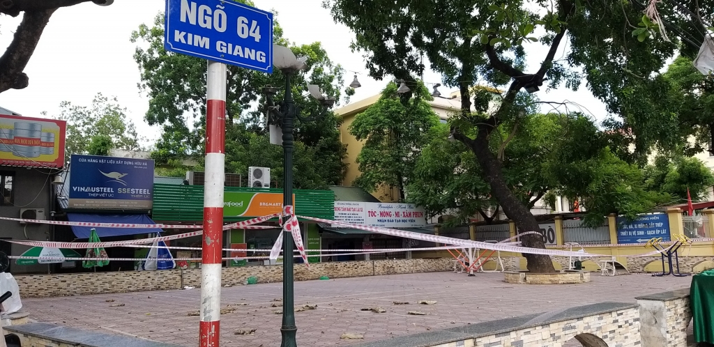 Khu tập thể dục và sân chơi của phường Kim Giang (Thanh Xuân, Hà Nội) được chăng dây kín