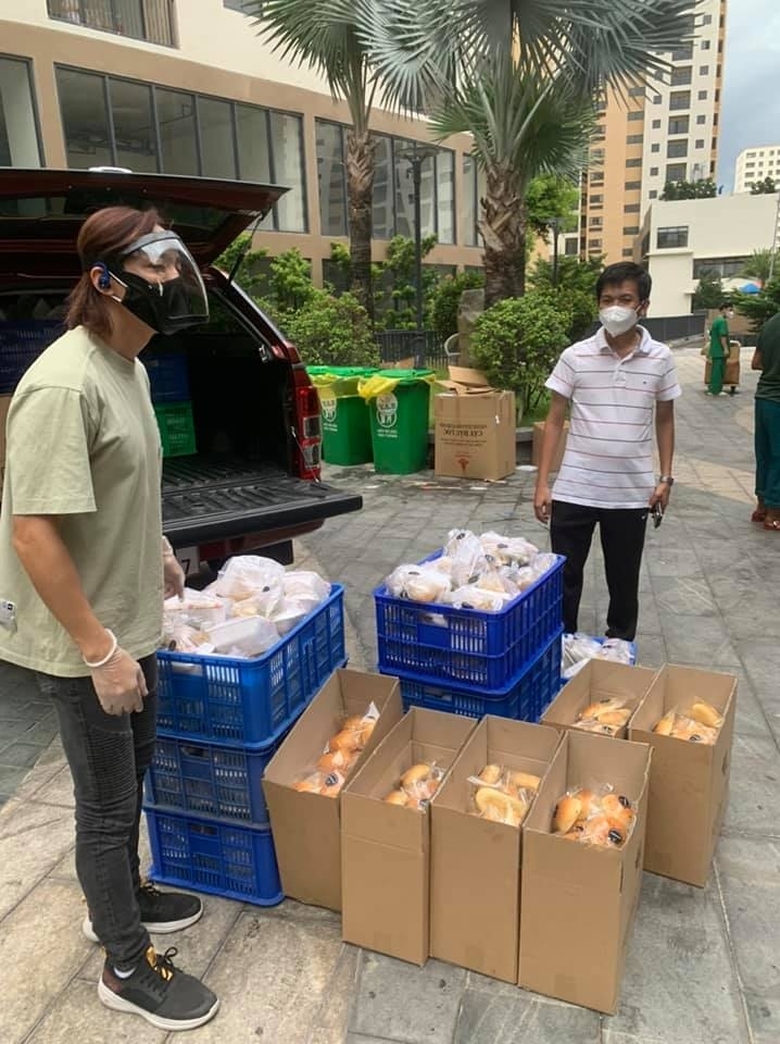 Nhạc sĩ Hoài Phương trực tiếp gửi đồ ăn đến người dân, bệnh viện.