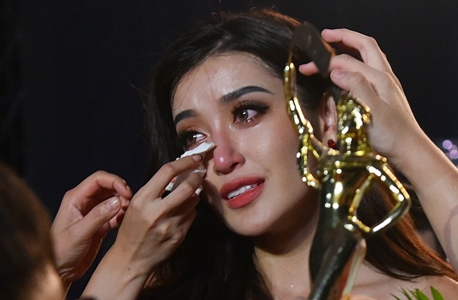 Huyền My khóc sưng húp mắt sau đêm chung kết Miss Grand International 2017.