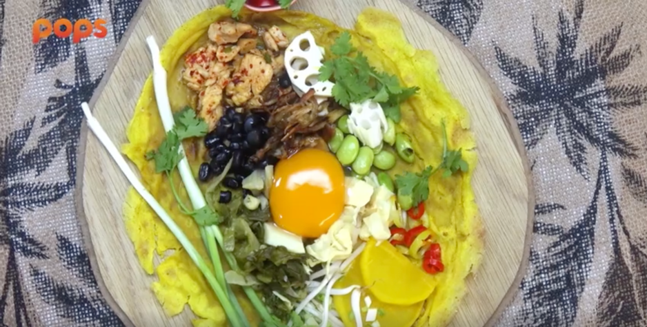 Còn có cả bánh xèo bibimbap (cơm trộn Hàn Quốc) nữa nhé