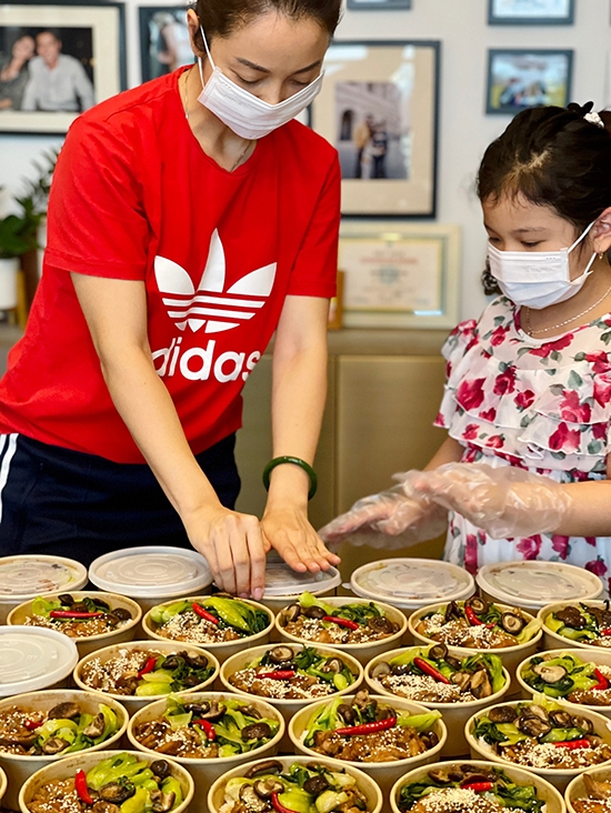 Jennifer Phạm và con gái chuẩn bị đồ ăn gửi các y bác sĩ tại CDC Hà Nội.