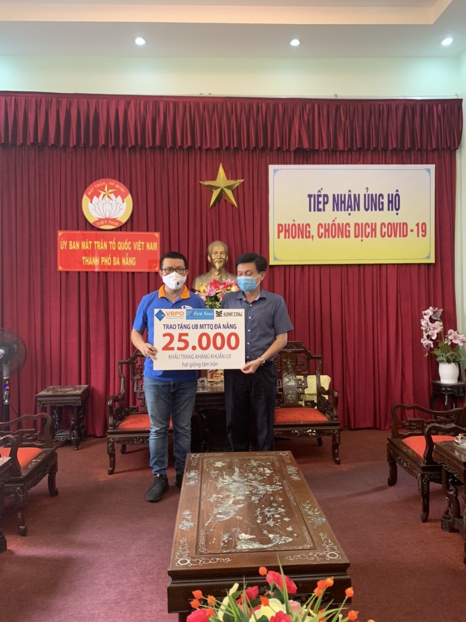 0727 dai dien first news tang khau trang va sach cho mat tran dan toc to quoc