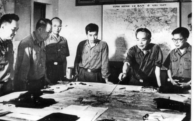 Đại tướng Võ Nguyên Giáp cùng các đồng chí trong Quân ủy Trung ương tại Tổng hành dinh