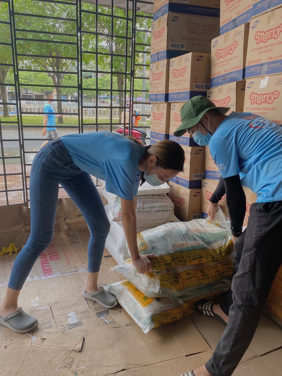 Miss Grand Việt Nam 2021 Thùy Tiên mua máy thở và 5 tấn gạo hỗ trợ bà con nghèo