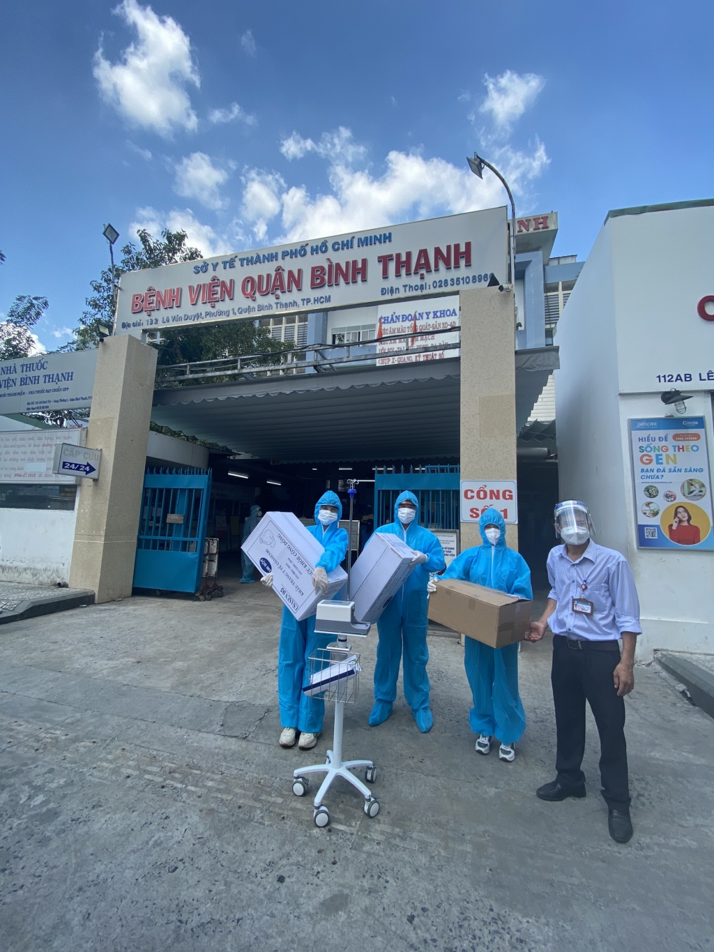 Người đẹp Thùy Tiên tặng quà cho bệnh nhân và người nghèo bị ảnh hưởng bởi dịch Covid-19
