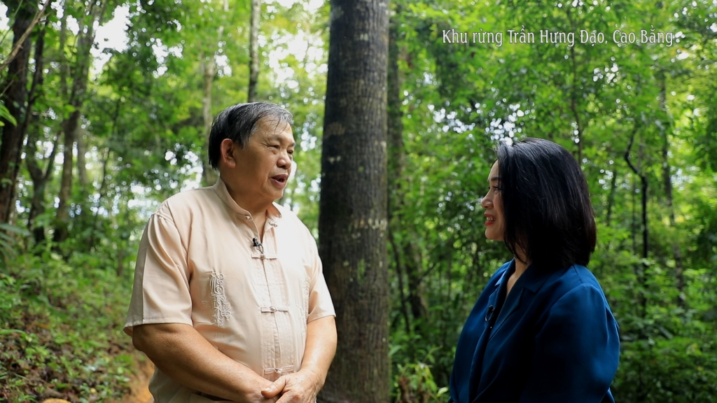 Nhà báo Tạ Bích Loan trò chuyện với ông Dương Mạc Thăng
