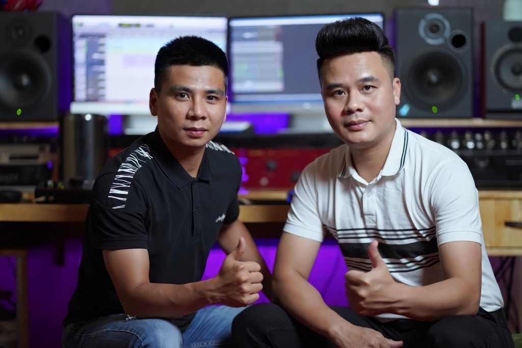 Nhạc sĩ Tuấn Hồ (bên trái) và đạo diễn Mai Thanh Tùng