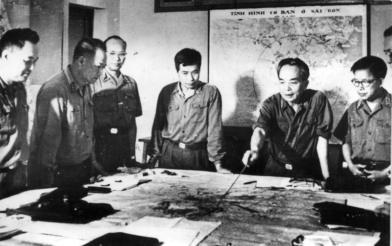 Tại Tổng Hành dinh, Đại tướng Võ Nguyên Giáp cùng các đồng chí trong Quân ủy Trung ương theo dõi, nắm bắt từng bước diễn biến rất nhanh của các mặt trận, luôn kịp thời đưa ra những chỉ đạo phù hợp cho các hướng tấn công.