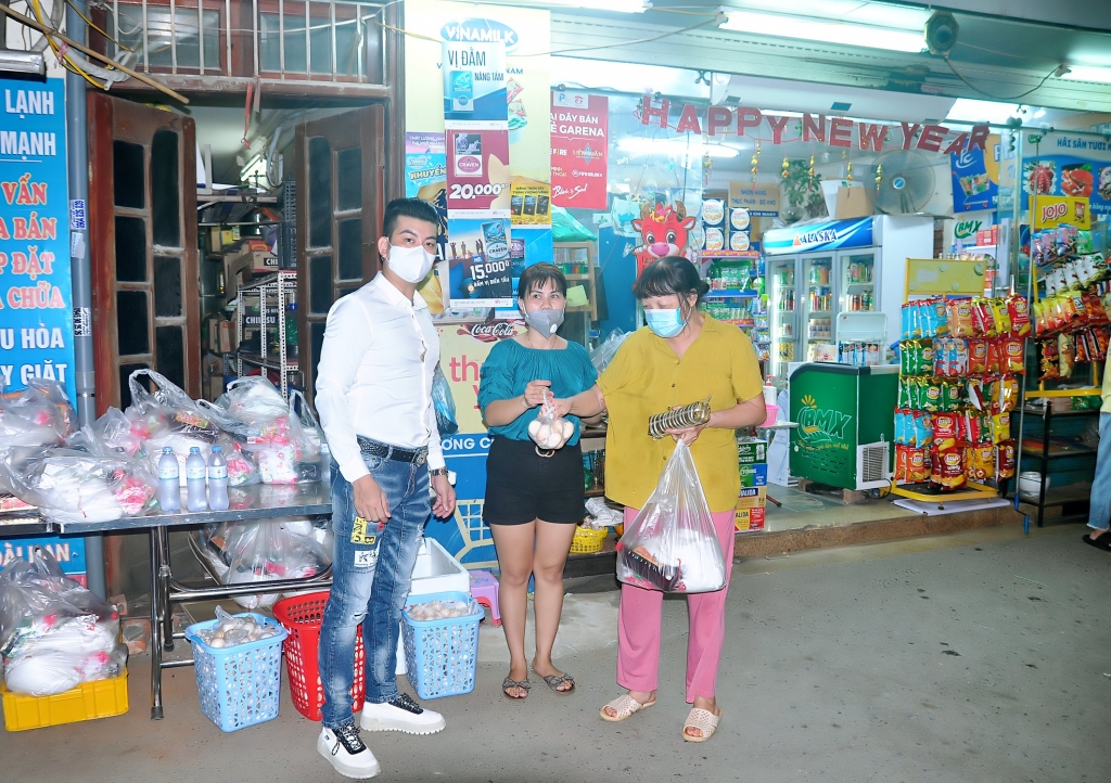 Ca sĩ Đường Tấn Phong hỗ trợ hàng trăm suất quà cho người dân tại Hà Nội