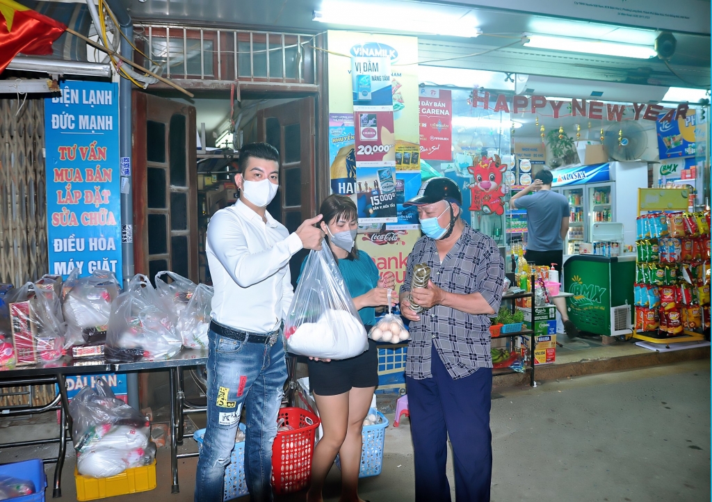 Ca sĩ Đường Tấn Phong hỗ trợ hàng trăm suất quà cho người dân tại Hà Nội