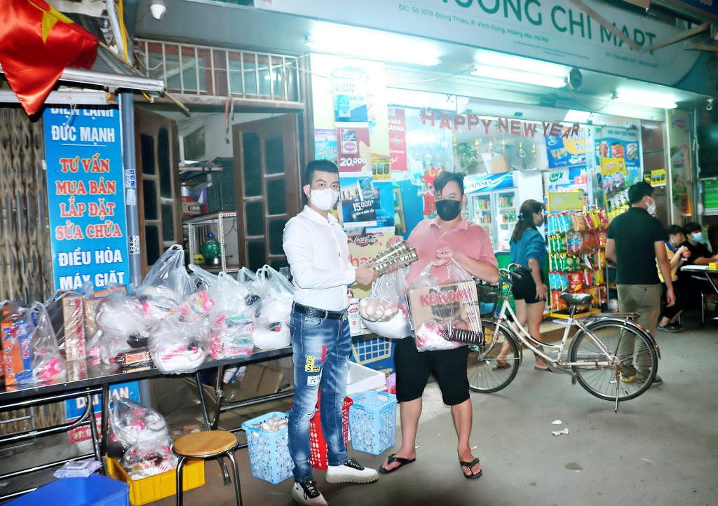 Ca sĩ Đường Tấn Phong phát nhu yếu phẩm cho người gặp khó khăn do dịch Covid-19 tại Hà Nội