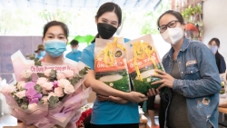 Hoa hậu Tiểu Vy được tặng gạo, nước mắm trong ngày sinh nhật