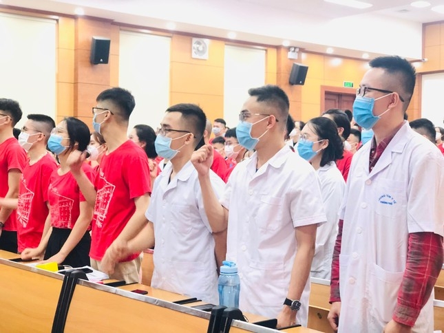 Niềm quyết tâm cao của các y bác sĩ Đại học Y Hà Nội trước khi lên đường
