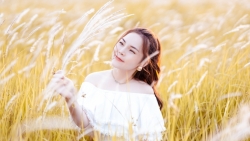 Ca sĩ Lâm Nguyệt Ánh đẹp như nàng thơ bên cánh đồng hoa cỏ lau của Hà Nội
