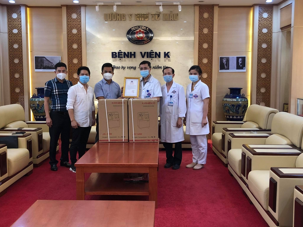 Quỹ “Tình nghệ sĩ” trao tặng 2 máy tạo oxy cho phòng cách ly của khoa Nhi bệnh viện K Tân Triều