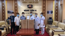Quỹ “Tình nghệ sĩ” trao tặng 2 máy tạo oxy cho phòng cách ly của khoa Nhi bệnh viện K Tân Triều