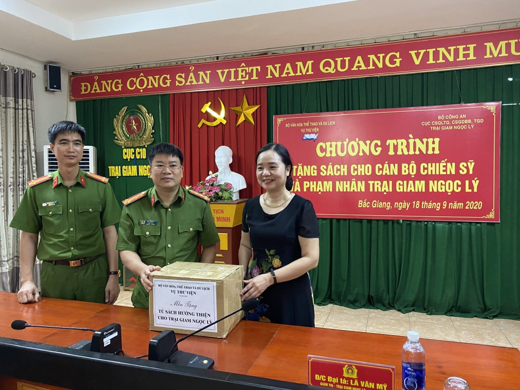 Bà Vũ Dương Thúy Ngà tặng sách cho Đại tá Lã Văn Mỹ