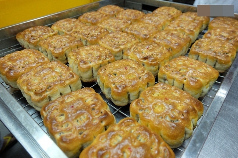 Những chiếc bánh trung thu cổ truyền có vẻ mộc mạc hơn