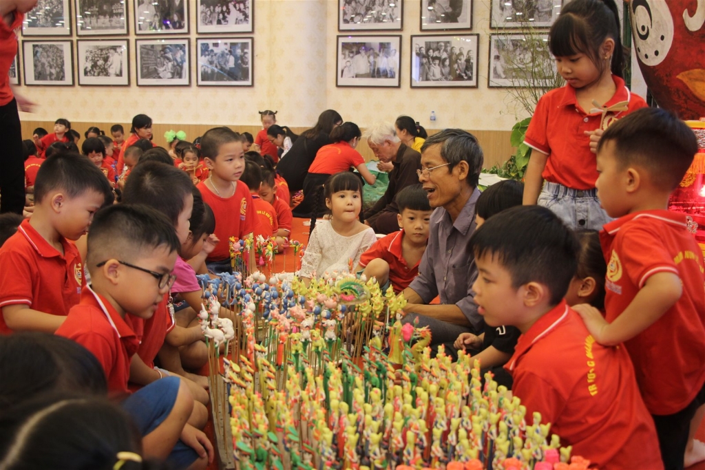 Hoạt động hướng dẫn các em thiếu nhi nặn tò he